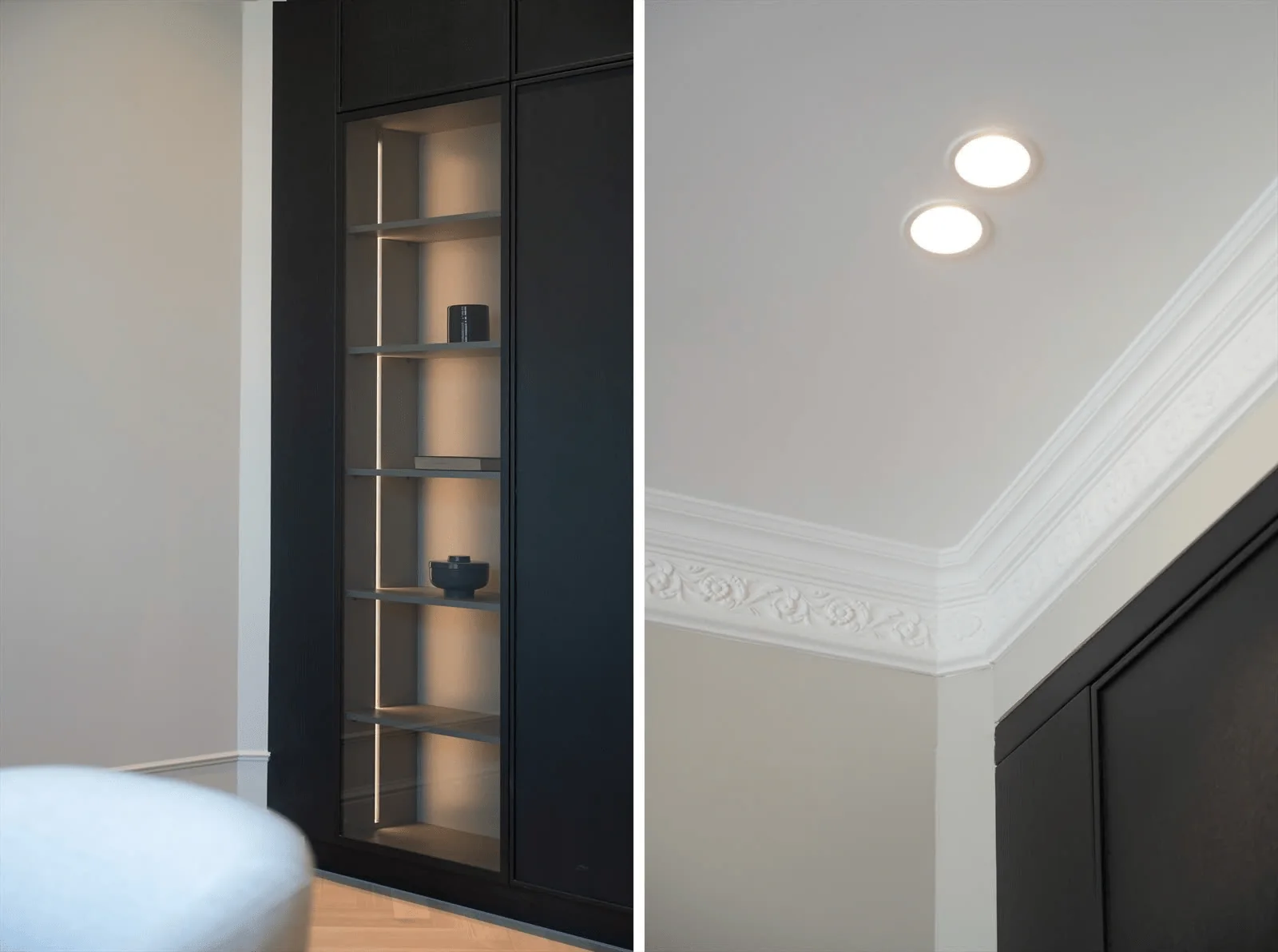Belyst bokhylle i sort innredning og downlights i tak med original stukkatur i Carlén House